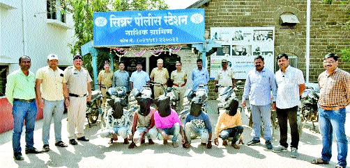 Suspected burglars receive stolen bicycles | संशयित चोरट्यांकडून चोरीच्या दुचाकी हस्तगत Suspected burglars receive stolen bicycles | संशयित चोरट्यांकडून चोरीच्या दुचाकी हस्तगत