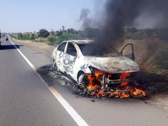 A car rammed into the Nandurshingote on Nashik-Pune highway | नाशिक-पुणे महामार्गावर नांदूरशिंगोटे येथे कार पेटली