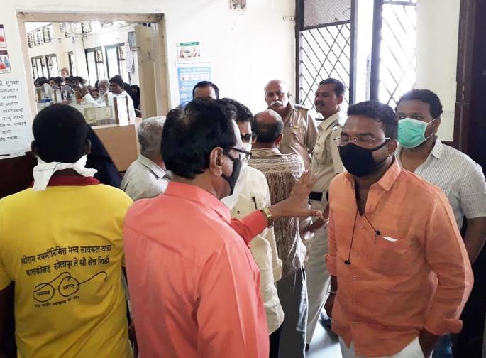 After hearing 'We are from Pune', the municipal staff started to work outside, leaving work in their hands. | ‘आम्ही पुण्याहून आलोय,’ ऐकताच हातातील काम सोडून महापालिका कर्मचारी एकेक करत पडू लागले बाहेर.. After hearing 'We are from Pune', the municipal staff started to work outside, leaving work in their hands. | ‘आम्ही पुण्याहून आलोय,’ ऐकताच हातातील काम सोडून महापालिका कर्मचारी एकेक करत पडू लागले बाहेर..