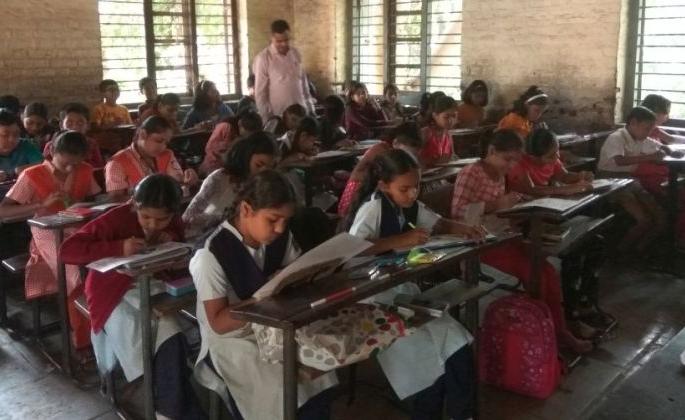 Signature in the dust, responding to the color contest | धुळ्यात हस्ताक्षर, रंगभरण स्पर्धेला प्रतिसाद Signature in the dust, responding to the color contest | धुळ्यात हस्ताक्षर, रंगभरण स्पर्धेला प्रतिसाद