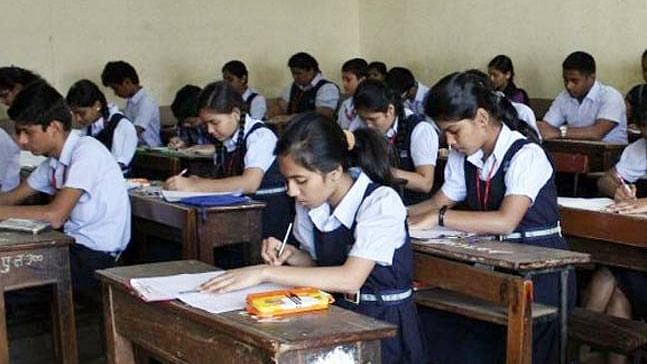 Good days for traditional languages: 100 marks in environment, arts, Marathi, Hindi students better than English | पारंपरिक भाषांना अच्छे दिन : पर्यावरण, कलाशास्त्रात शंभर नंबरी यश इंग्रजीपेक्षा मराठी, हिंदीत विद्यार्थ्यांची सरशी Good days for traditional languages: 100 marks in environment, arts, Marathi, Hindi students better than English | पारंपरिक भाषांना अच्छे दिन : पर्यावरण, कलाशास्त्रात शंभर नंबरी यश इंग्रजीपेक्षा मराठी, हिंदीत विद्यार्थ्यांची सरशी