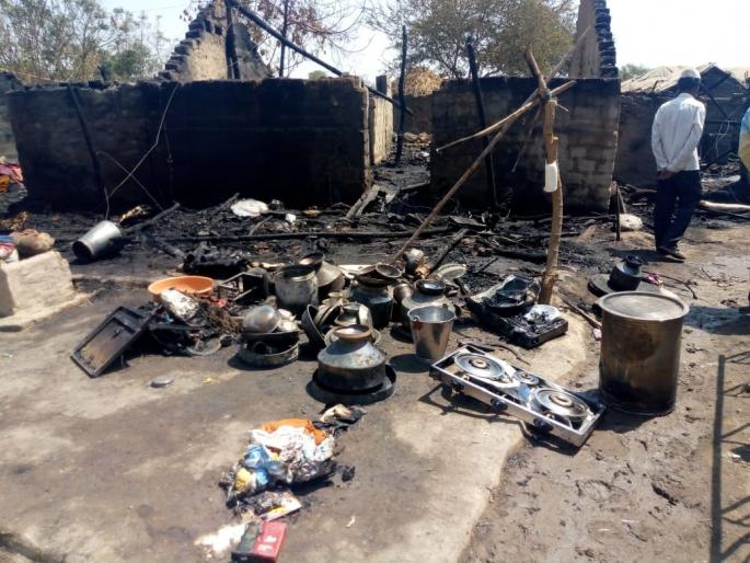 Gas cylinders exploded in four houses | गॅस सिलिंडरच्या स्फोटात चार घरे संपूर्ण खाक Gas cylinders exploded in four houses | गॅस सिलिंडरच्या स्फोटात चार घरे संपूर्ण खाक