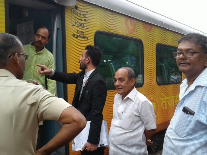 Suspended two Tejas Express poisoning cases | तेजस एक्सप्रेसमधील विषबाधाप्रकरणी दोघे निलंबित Suspended two Tejas Express poisoning cases | तेजस एक्सप्रेसमधील विषबाधाप्रकरणी दोघे निलंबित