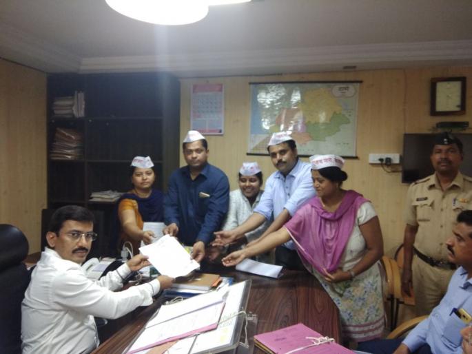 Contract officials, officers of the Department of Health Affairs, conducted raids | आरोग्य खात्यातीलपांढऱ्या टोप्यां घातलेल्या कंत्राटी अधिकारी - कर्मचाऱ्यांनी धरणे आंदोलन छेडले Contract officials, officers of the Department of Health Affairs, conducted raids | आरोग्य खात्यातीलपांढऱ्या टोप्यां घातलेल्या कंत्राटी अधिकारी - कर्मचाऱ्यांनी धरणे आंदोलन छेडले