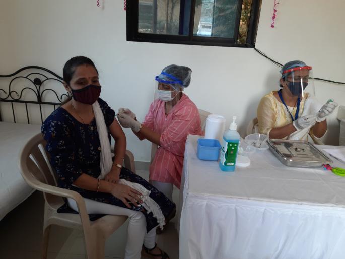 Vaccination of 109 members of police families in Thane | ठाण्यात पोलीस कुटूंबीयांमधील १०९ जणांना कोविडचे लसीकरण Vaccination of 109 members of police families in Thane | ठाण्यात पोलीस कुटूंबीयांमधील १०९ जणांना कोविडचे लसीकरण