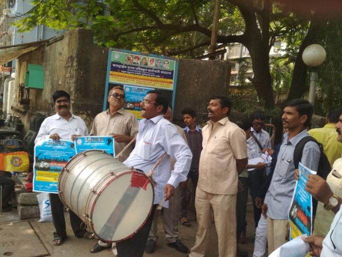 Play the drums of the ST employees in Thane for the various demands, and govern the government | विविध मागण्यांसाठी ठाण्यात एसटी कर्मचा-यांचे ढोल बजाओ, शासन जगाओ Play the drums of the ST employees in Thane for the various demands, and govern the government | विविध मागण्यांसाठी ठाण्यात एसटी कर्मचा-यांचे ढोल बजाओ, शासन जगाओ