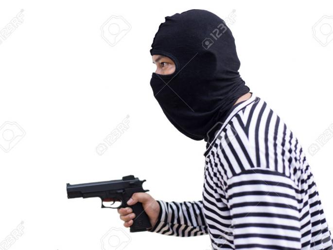 Capture the car removed from the stone pistol with a pistol | पाथरे शिवारातून पिस्तुलाचा धाक दाखवून लांबवलेली कार हस्तगत Capture the car removed from the stone pistol with a pistol | पाथरे शिवारातून पिस्तुलाचा धाक दाखवून लांबवलेली कार हस्तगत