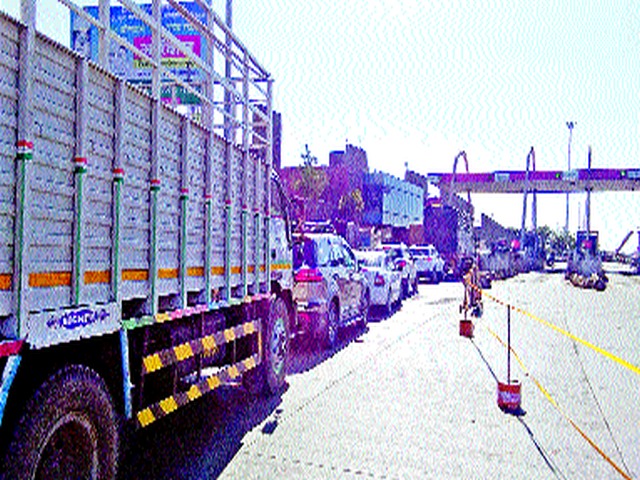 A wave of 'fastag' rages on the Pimpalgaon toll | पिंपळगाव टोलवर ‘फास्टॅग’चा सावळागोंधळ A wave of 'fastag' rages on the Pimpalgaon toll | पिंपळगाव टोलवर ‘फास्टॅग’चा सावळागोंधळ