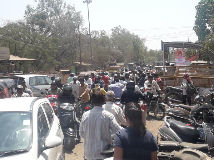 Three-hour traffic shutdown on the sunshine nose | संसरी नाक्यावर तीन तास वाहतूक कोंडी Three-hour traffic shutdown on the sunshine nose | संसरी नाक्यावर तीन तास वाहतूक कोंडी