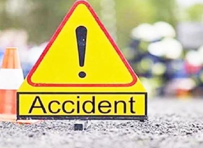 Ape rickshaw hit by dumper; One dead, two injured | ॲपे रिक्षास डंपरची धडक; एक मयत, दोन जखमी