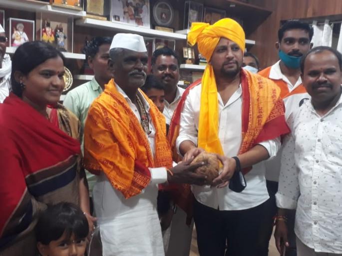 Indurikar Maharaj's feta and Vikhe's 'Jai Shriram' shawl once again became a topic of discussion | इंदूरीकर महाराजांचा फेटा अन् विखेची 'जय श्रीराम'ची शाल पुन्हा एकदा चर्चेचा विषय ठरली Indurikar Maharaj's feta and Vikhe's 'Jai Shriram' shawl once again became a topic of discussion | इंदूरीकर महाराजांचा फेटा अन् विखेची 'जय श्रीराम'ची शाल पुन्हा एकदा चर्चेचा विषय ठरली