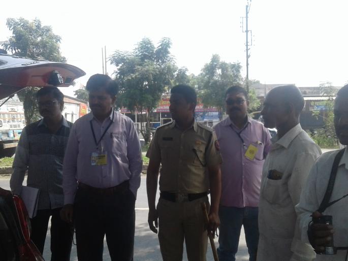Vehicle inspection by election officials | निवडणूक अधिकाऱ्यांकडून वाहनांची तपासणी