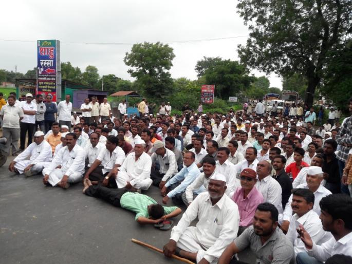 Villagers stopped the highway | विरगावी शेतकऱ्यांनी महामार्ग रोखला Villagers stopped the highway | विरगावी शेतकऱ्यांनी महामार्ग रोखला