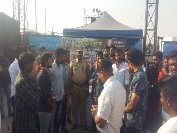 youths are in drunk at wagholi areas | विमाननगर परिसरात तरुण- तरुणींचा मद्यधुंद अवस्थेत धिंगाणा youths are in drunk at wagholi areas | विमाननगर परिसरात तरुण- तरुणींचा मद्यधुंद अवस्थेत धिंगाणा