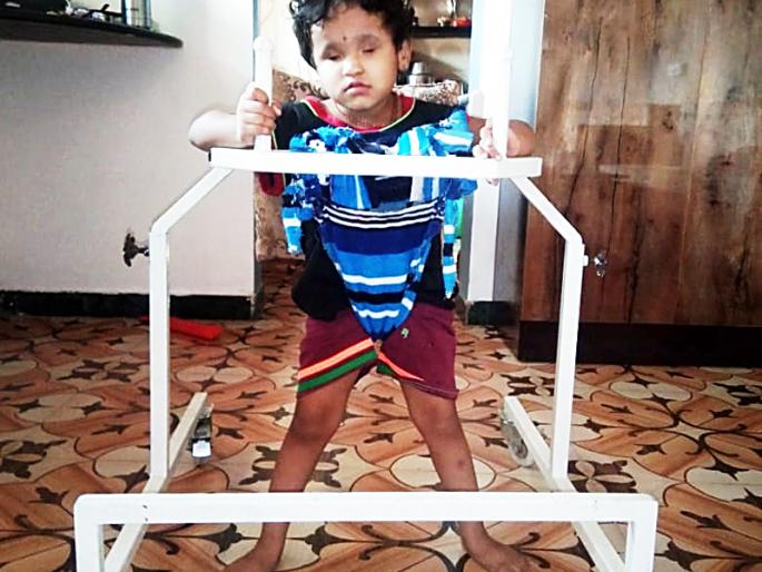 Baplek; The crippled girl could not walk, but her father made her a walker | बापलेक; दिव्यांग मुलीला चालता येईना तर चक्क वडिलांनी स्वत: बनविला वॉकर Baplek; The crippled girl could not walk, but her father made her a walker | बापलेक; दिव्यांग मुलीला चालता येईना तर चक्क वडिलांनी स्वत: बनविला वॉकर