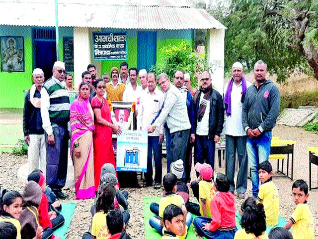 Friendship ZP Visit the school water purification machine | मित्रपाडा जि.प. शाळेस पाणी शुद्धीकरण यंत्र भेट Friendship ZP Visit the school water purification machine | मित्रपाडा जि.प. शाळेस पाणी शुद्धीकरण यंत्र भेट