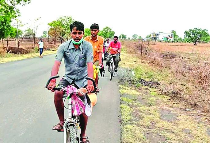 1500 km cycling of migrants youth | ‘त्या’ युवकांची १५०० किमी सायकलवारी 1500 km cycling of migrants youth | ‘त्या’ युवकांची १५०० किमी सायकलवारी