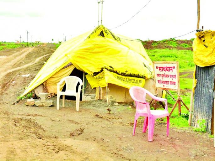 Police patrol skip duty at the checkpost under the name of lunch | जेवणाच्या नावाखाली चेकपोस्टवरील पोलीसांची दांडी Police patrol skip duty at the checkpost under the name of lunch | जेवणाच्या नावाखाली चेकपोस्टवरील पोलीसांची दांडी