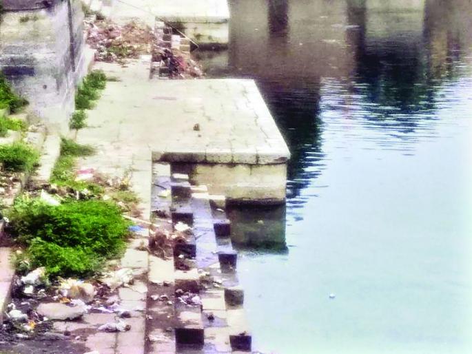Dirt at Devtalaw in Washim | वाशिम येथील देवतलावाला घाणीचा विळखा Dirt at Devtalaw in Washim | वाशिम येथील देवतलावाला घाणीचा विळखा