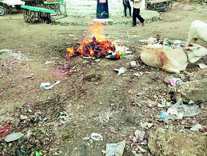 Draw on the existence of a tilak statue! | टिळक पुतळ्याच्या अस्तित्वावरच ओरखडे! Draw on the existence of a tilak statue! | टिळक पुतळ्याच्या अस्तित्वावरच ओरखडे!