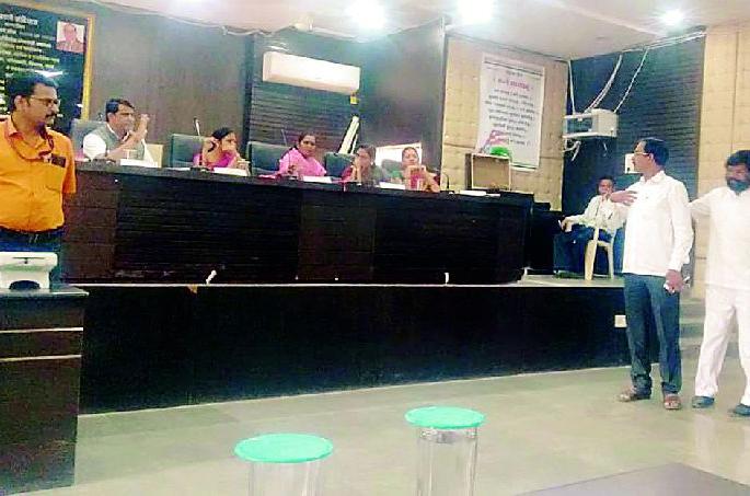 Vice Chairman's confusion at ZP Hall | झेडपी सभागृहात उपाध्यक्षांच्या पतीचा गोंधळ