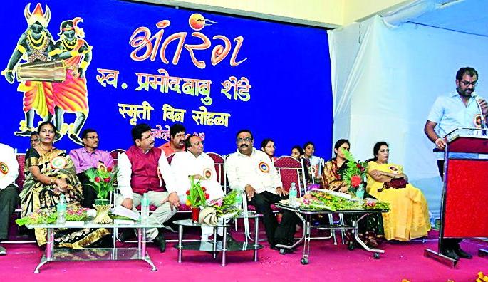 Public service needs to be done strictly through politics | राजकारणातून नि:स्पृह वृत्तीने लोकसेवा गरजेची Public service needs to be done strictly through politics | राजकारणातून नि:स्पृह वृत्तीने लोकसेवा गरजेची