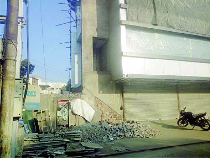 Apart from the deadline, the encroachment of Kripalani is always going on | मुदत संपूनही कृपलानीचे अतिक्रमण कायमच