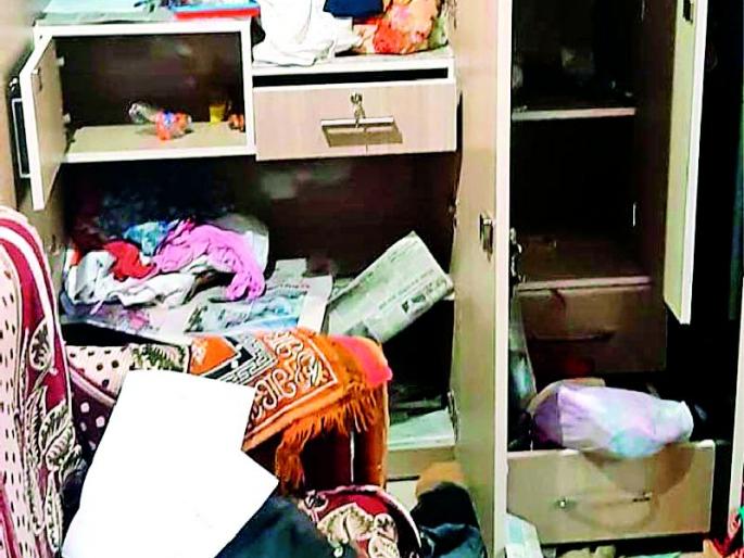 The floodgates broke down three houses in the same building | भरदुपारी एकाच इमारतीतील तीन घरे फोडली The floodgates broke down three houses in the same building | भरदुपारी एकाच इमारतीतील तीन घरे फोडली