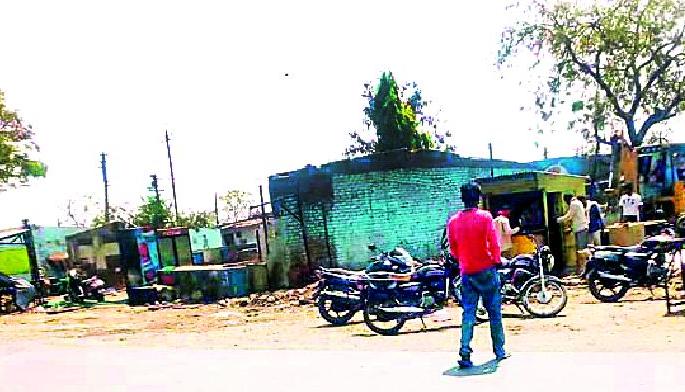 Due to employment deficit, the crisis of starvation on 25 families | रोजगार हिरावल्याने २५ कुटुंबांवर उपासमारीचे संकट