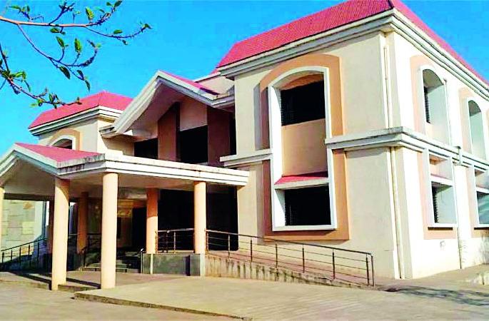 Three days of Sethaji's guests were held in the villa | विश्रामगृहात सेठजींच्या पाहुण्यांचा तीन दिवस ठिय्या Three days of Sethaji's guests were held in the villa | विश्रामगृहात सेठजींच्या पाहुण्यांचा तीन दिवस ठिय्या