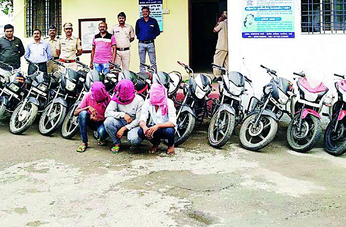Two wheelers stolen from Amravati youth in Wardha | अमरावतीच्या युवकांकडून वर्धेत दुचाकींची चोरी Two wheelers stolen from Amravati youth in Wardha | अमरावतीच्या युवकांकडून वर्धेत दुचाकींची चोरी