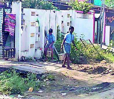  Zee's Rheki school threatens the lives of the students | जि.प.च्या रेहकी शाळेत विद्यार्थ्यांचा जीव धोक्यात