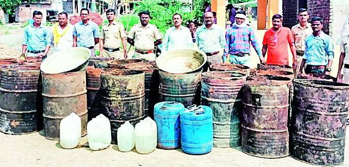 Over two lakhs of marijuana, foreign liquor seized | दोन लाखांवर गावठी, विदेशी दारूसाठा जप्त Over two lakhs of marijuana, foreign liquor seized | दोन लाखांवर गावठी, विदेशी दारूसाठा जप्त