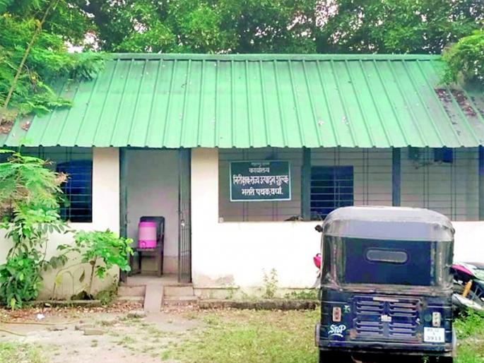 Work at liquor smugglers from the store? | मालखान्यातून दारू चोरणारे दारूविक्रेत्यांकडे कामावर ? Work at liquor smugglers from the store? | मालखान्यातून दारू चोरणारे दारूविक्रेत्यांकडे कामावर ?