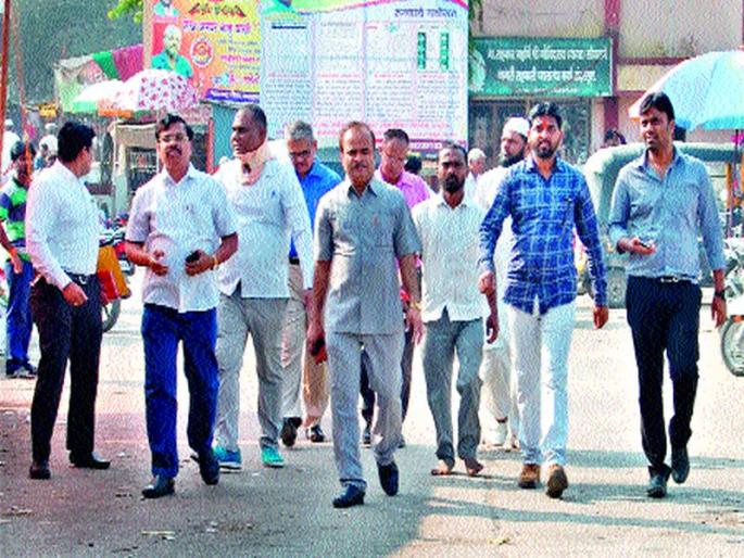 Inquiry of inquiry into the scam involving the establishment of LED street lights in the city | पालिकेत एलईडी पथदीप बसविण्याच्या कामात झालेल्या घोटाळ्याची चौकशी येवला पालिकेत चौकशी समिती दाखल Inquiry of inquiry into the scam involving the establishment of LED street lights in the city | पालिकेत एलईडी पथदीप बसविण्याच्या कामात झालेल्या घोटाळ्याची चौकशी येवला पालिकेत चौकशी समिती दाखल
