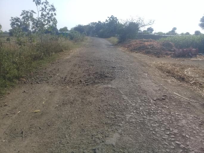 Due to the rocks, the driver suffers | खड्यांमुळे वाहनचालकांना व्याधी Due to the rocks, the driver suffers | खड्यांमुळे वाहनचालकांना व्याधी