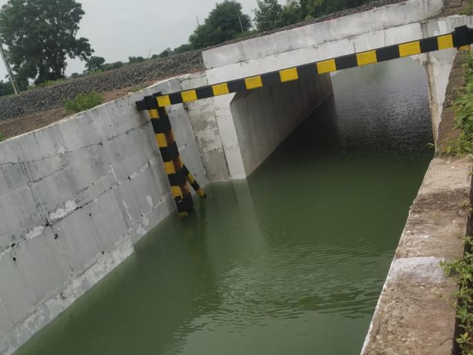Traffic closed by tunnel water | बोगद्यातील पाण्याने रहदारी बंद Traffic closed by tunnel water | बोगद्यातील पाण्याने रहदारी बंद