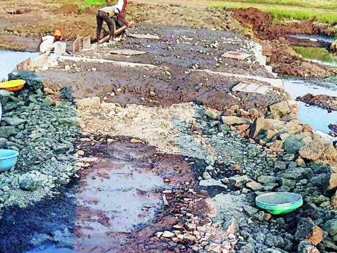 Public bridge over the Painganga river | पैनगंगा नदीवर लोकसहभागातून बांधला पूल Public bridge over the Painganga river | पैनगंगा नदीवर लोकसहभागातून बांधला पूल
