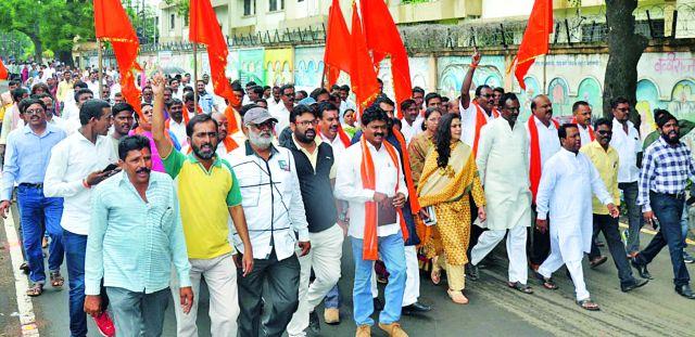 Shivsena aggressor on insignificance of insurance | विमा तफावतीने शिवसेना आक्रमक