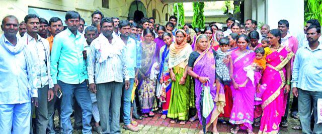 District Collectorate, adopted by Chief Minister, | मुख्यमंत्र्यांचे दत्तक गावकरी जिल्हा कचेरीवर District Collectorate, adopted by Chief Minister, | मुख्यमंत्र्यांचे दत्तक गावकरी जिल्हा कचेरीवर