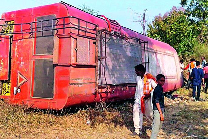 33 passengers injured in Pusala bus accident | पुसदची बस उलटून ३३ प्रवासी जखमी 33 passengers injured in Pusala bus accident | पुसदची बस उलटून ३३ प्रवासी जखमी
