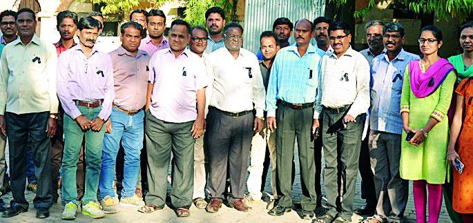 Work with employees' black ribbons | कर्मचाऱ्यांचे काळ्या फिती लावून काम Work with employees' black ribbons | कर्मचाऱ्यांचे काळ्या फिती लावून काम