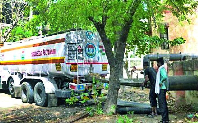 Water from tanker to tank to bring it to tank | गोखीवरून आता टँकरने आणणार टाकीपर्यंत पाणी Water from tanker to tank to bring it to tank | गोखीवरून आता टँकरने आणणार टाकीपर्यंत पाणी