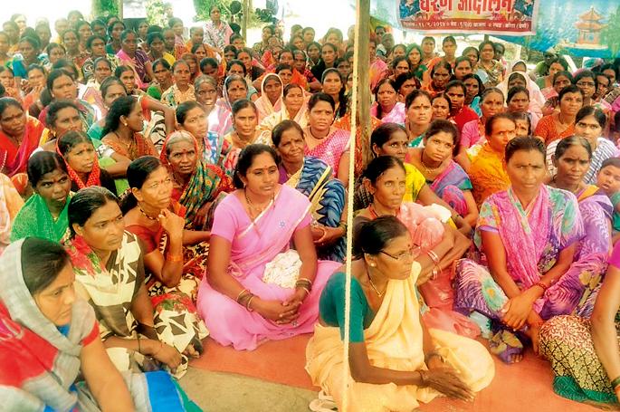 Women's stance in front of Daruducha | दारूदुकानासमोर महिलांचा ठिय्या Women's stance in front of Daruducha | दारूदुकानासमोर महिलांचा ठिय्या