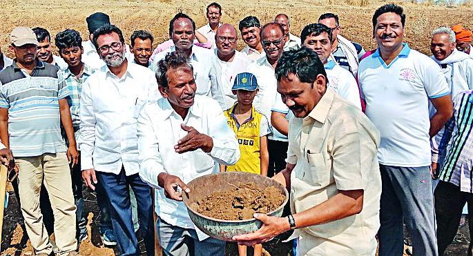 Broken broken chain in Narsapur | नरसापुरात तुटल्या पक्षभेदाच्या श्रृंखला Broken broken chain in Narsapur | नरसापुरात तुटल्या पक्षभेदाच्या श्रृंखला