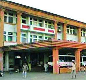 The woman lying in bed sleeping on the ground | प्रसूत महिलेला झोपवले जमिनीवर The woman lying in bed sleeping on the ground | प्रसूत महिलेला झोपवले जमिनीवर