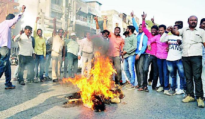 Off the district, the statues burned, the front, the demonstrations | जिल्हाभर बंद, पुतळे जाळले, मोर्चे, निदर्शने Off the district, the statues burned, the front, the demonstrations | जिल्हाभर बंद, पुतळे जाळले, मोर्चे, निदर्शने