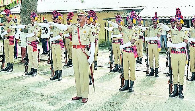 Police, student glory | पोलीस, विद्यार्थ्यांचा गौरव Police, student glory | पोलीस, विद्यार्थ्यांचा गौरव