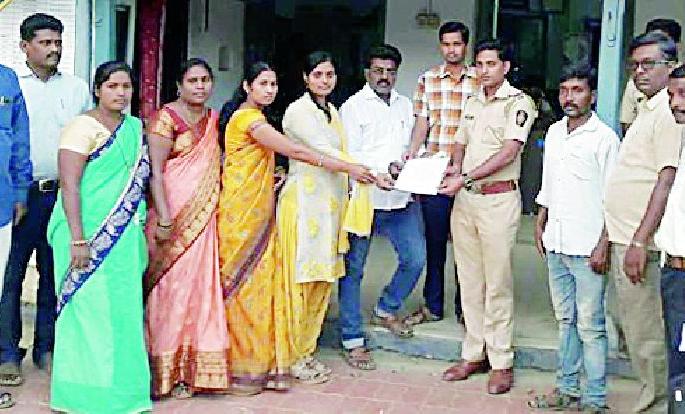 The demand for action against the poet, who is doing vulgar verbs | अश्लील काव्य करणाऱ्या कवीवर कारवाईची मागणी The demand for action against the poet, who is doing vulgar verbs | अश्लील काव्य करणाऱ्या कवीवर कारवाईची मागणी