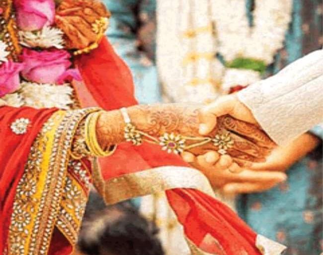 Crime; Crowded the wedding ceremony; Crime filed against bridegroom in Salelapur | क्राइम; लग्न समारंभात गर्दी केली; वधूपित्यावर  साेलापुरात गुन्हा दाखल